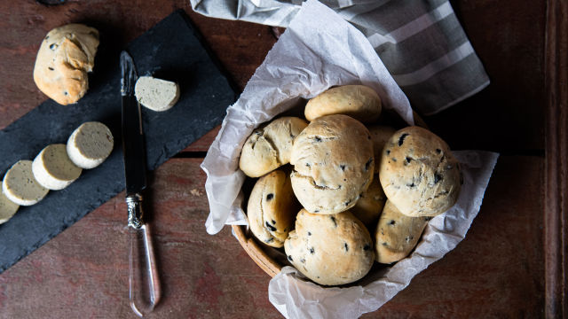 Manteiga de Anchovas e Pão de Azeitonas