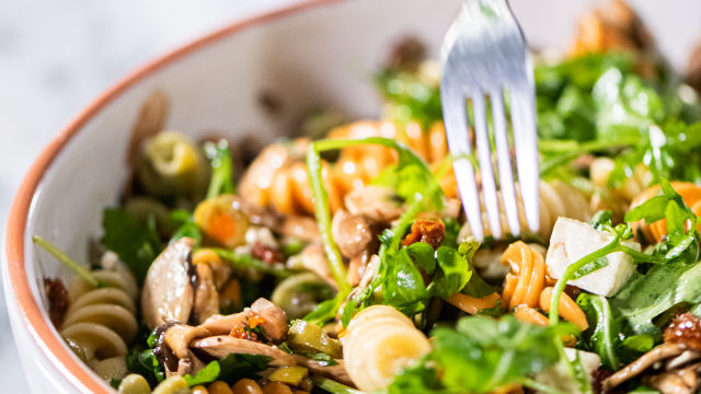 Salada de Massa, Queijo Feta e Cogumelos
