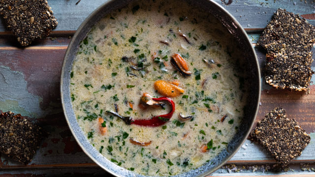 Mexilhões com Aipo e Malagueta em Tostas de Sementes