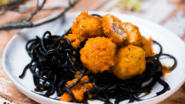 Almôndegas de Choco com Esparguete Nero di Sepia