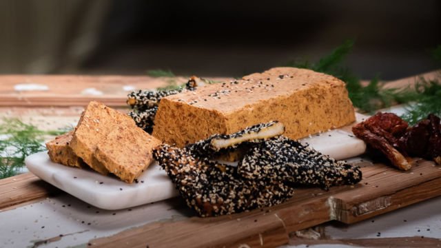 Mousse de Tomate Seco e Salmão com Tostas de Sésamo