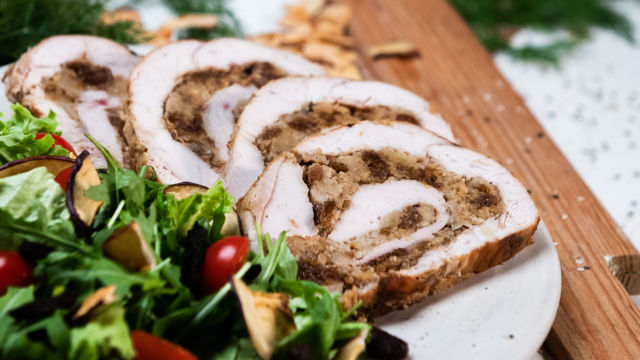 Rolo de Perú com Alperce Desidratada e Molho de Mostarda e Mel