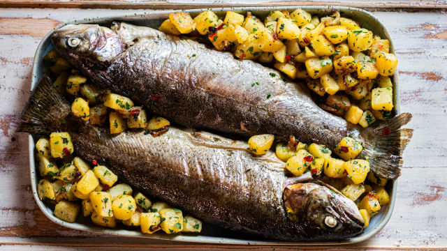 Truta Salmonada Recheada com Ervas e Aipo