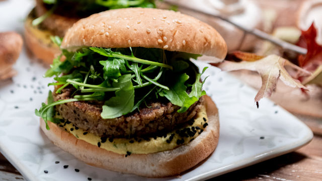 Hamburguer de Shitake com Húmus de Lentilhas