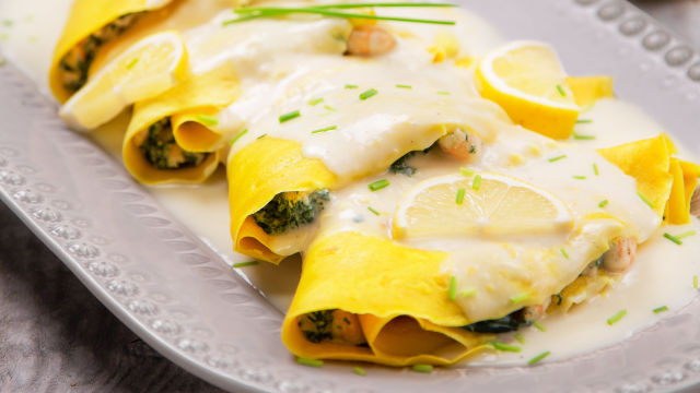 Crepes de Açafrão, Camarão, Espinafres e Bechamel de Limão