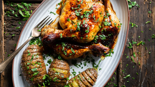 Pernas de Frango com Molho de Cerveja e Batata Hasselback