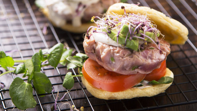 Hambúrguer de Atum com Pão Low Carb