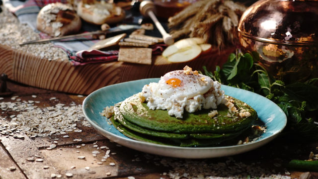 Panquecas de Aveia, Requeijão e Espinafre com Ovos Escalfados