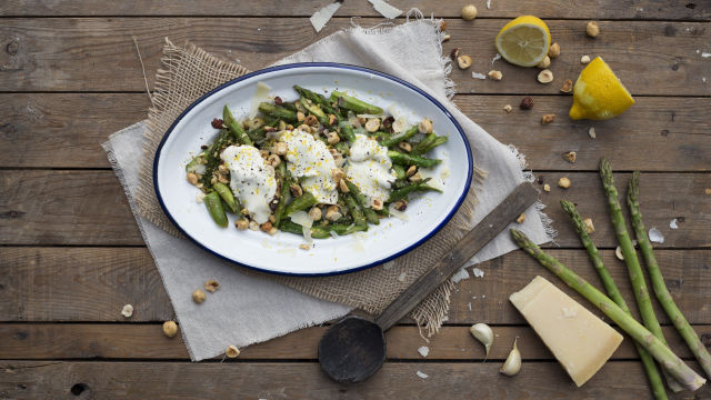 Espargos Salteados com Avelãs e Parmesão
