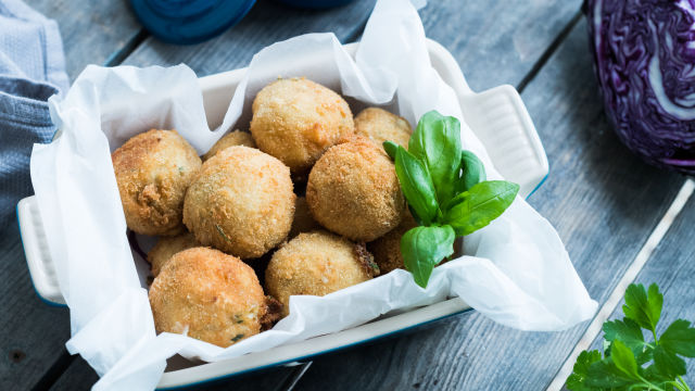 Croquetes de Camarão à Holandesa com Salada de Couve Roxa e Maçã