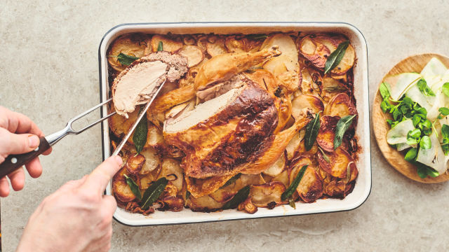 Frango Assado com Recheio de Salsicha Cumberland