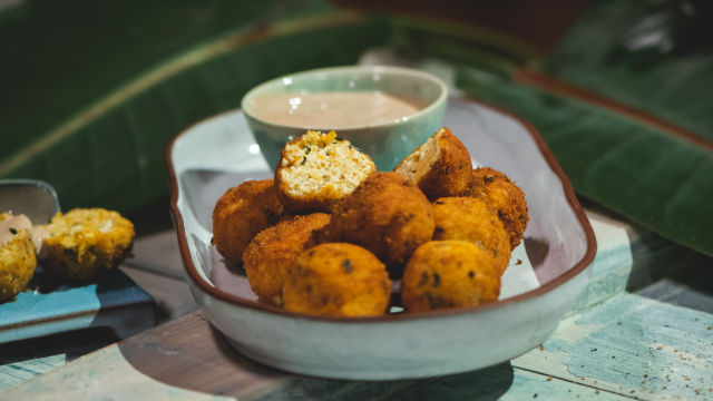 Bolinhas de Tofu com Molho de Iogurte