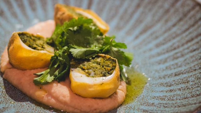 Ovos Verdes de Bacalhau com Broa e Puré de Feijão Branco