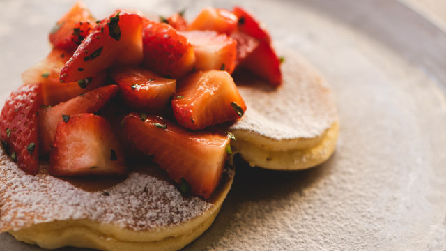 Panquecas com Morango, Manjericão e Chocolate