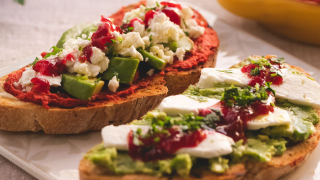 Torradas de Húmus de Beterraba com Abacate