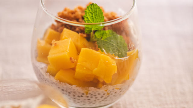 Pudim de Chia com Manga e Coco