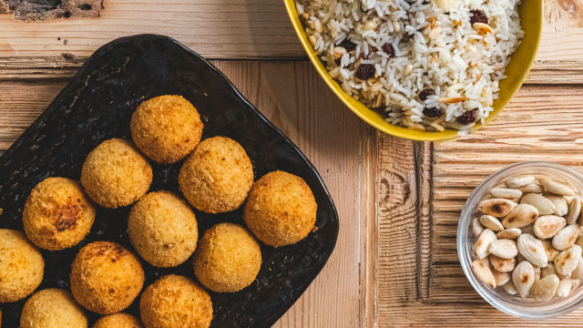 Croquetes de Pescada com Amêndoa e Arroz de Passas e Pinhões
