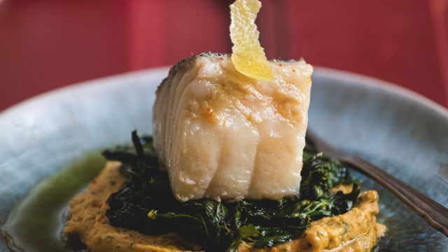 Bacalhau Confitado com Malaguetas e Puré de Grão Picante