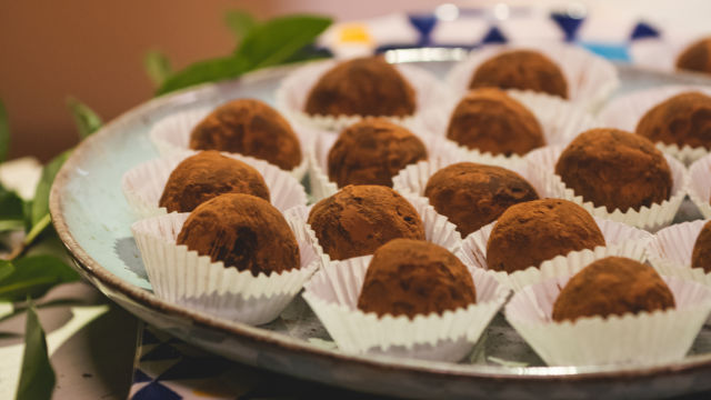 Brigadeiros de Bolo, Cacau e Noz