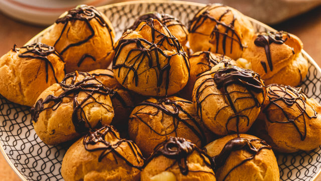 Profiteroles com Baunilha e Molho de Chocolate
