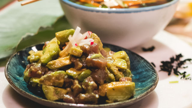 Missoshiru com Atum, Abacate e Molho Ponzu