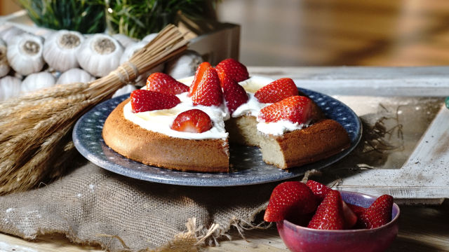 Pão de Ló com Iogurte e Morangos
