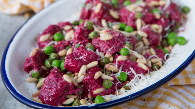 Gnocchis de Beterraba com Pinhões e Ervilhas