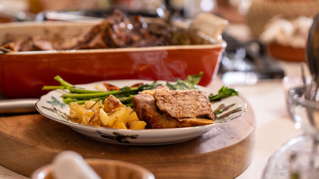 Borrego Assado no Forno com Espigos Salteados