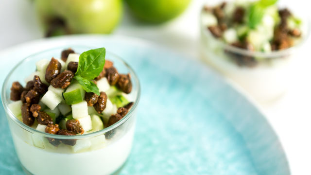 Panna Cotta de Lima Kaffir com salada verde de Maçã e Pistáchio (sem glúten)