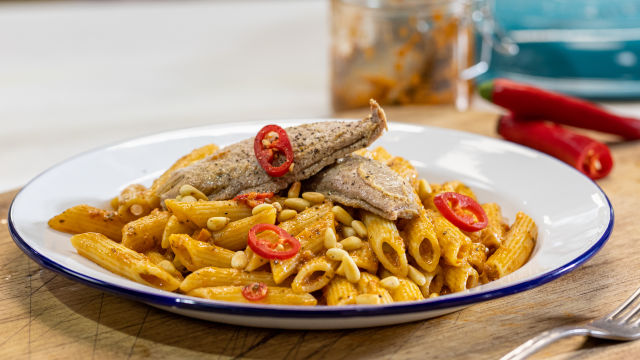 Penne com Pesto Rossa e Ventresca de Atum