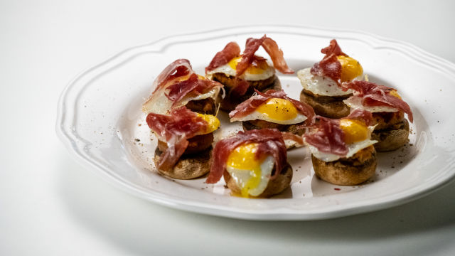 Cogumelos Recheados com Alheira e Ovo de Codorniz