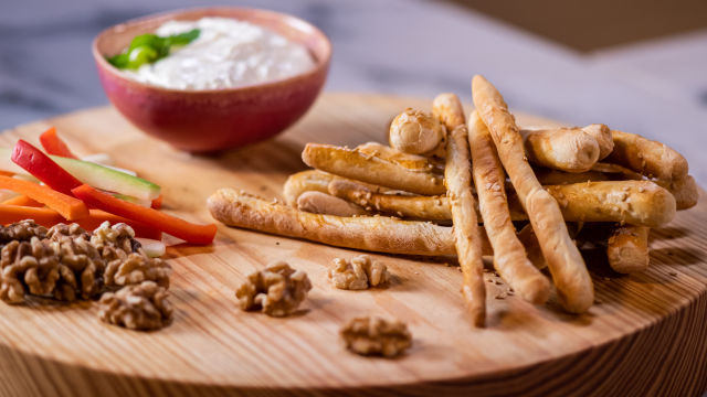 Tábua de Gressinos com Dip de Queijo