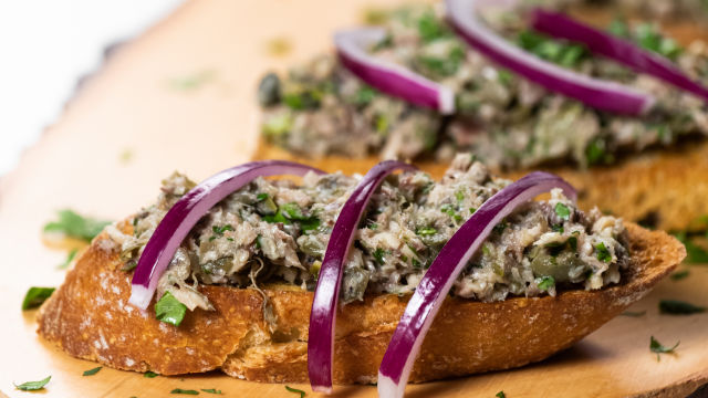 Tostas de sardinha e Alcaparras