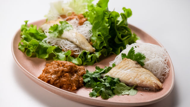 Sanduíche de Alface com Peixe e Molho de Amendoim