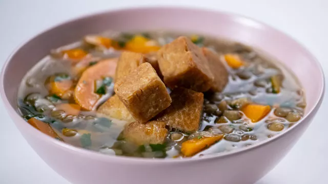 Sopa de Lentilhas com Croutons de Tempeh