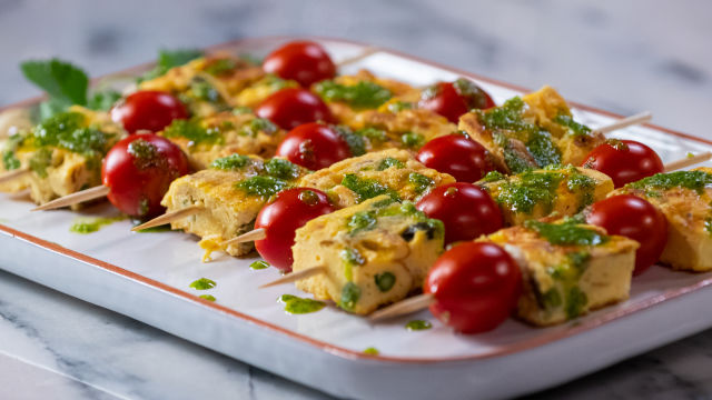 Espetadas de Ovos com Espargos e Tomate Cereja