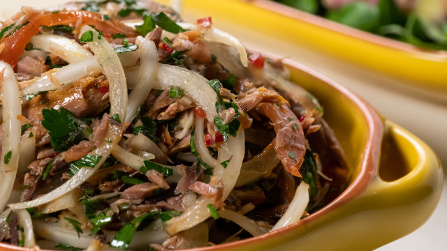 Atum de cebolada com milho cozido