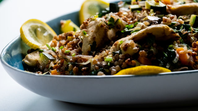 Frango na Frigideira com Trigo Sarraceno e Legumes