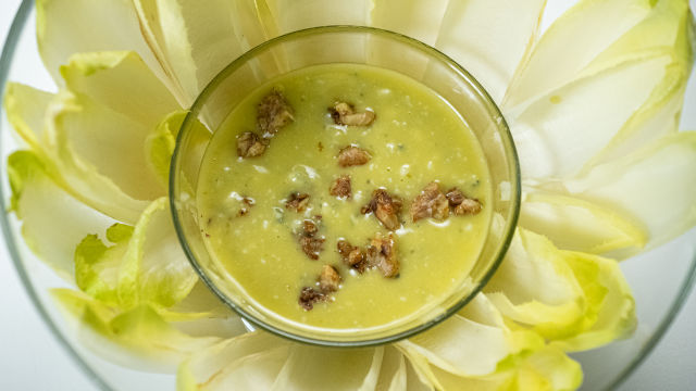 Endívias com Queijo Azul e nozes caramelizadas