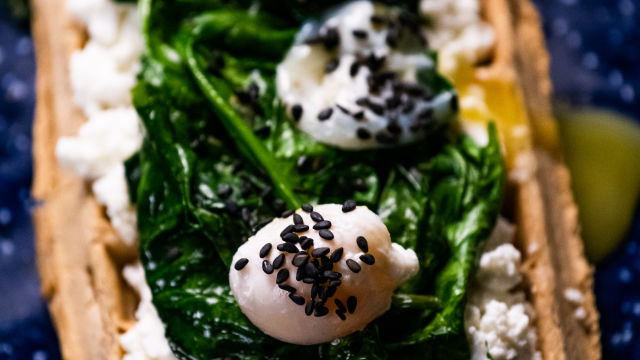 Waffles com ovos escalfados