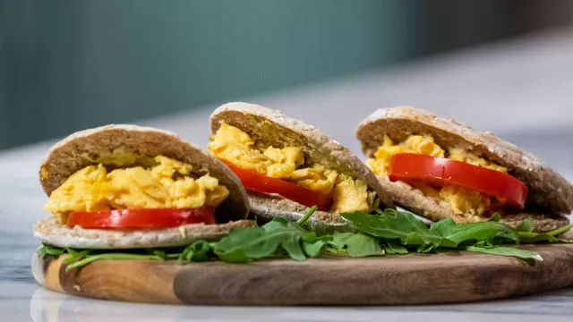 Sanduíche de ovo com pão de cereais