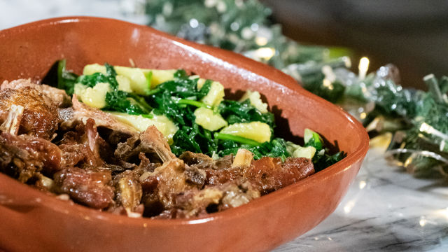 Cabrito Assado com Batatas e Espinafres