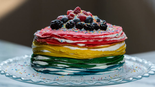 Bolo de Aniversário com Crepes Coloridos