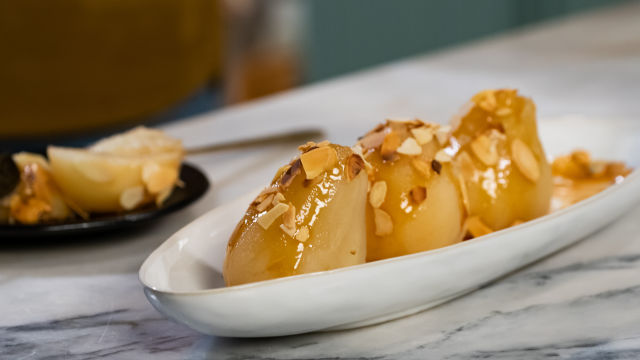 Peras Cozidas com Redução de Moscatel