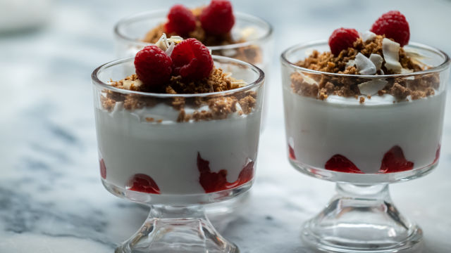 Creme Leve de Coco e Frambroesas com Crumble de Coco