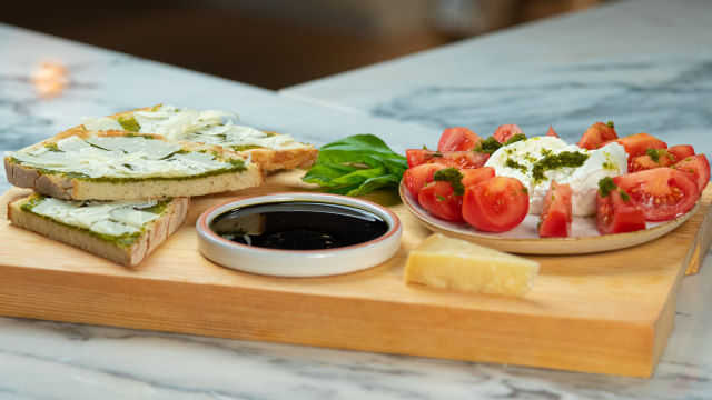 Pesto de Manjericão com Açaí e Salada de Tomate e Burrata