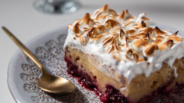 Doce de Pão com Frutos Silvestres e Merengue
