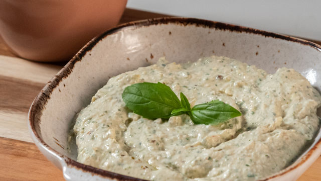 Mandioca Assada com Pesto de Tofu e Manjericão