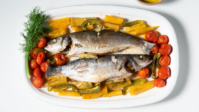 Robalo Recheado com Pimentos e Alcaparras