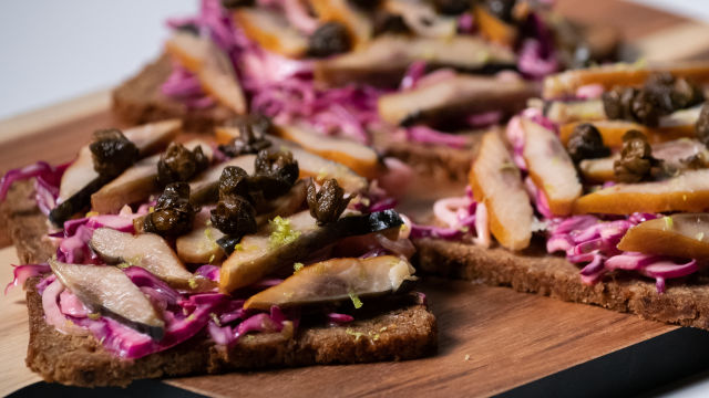 Arenque Fumado com Salada de Couve em Molho Holandês e Alcaparras